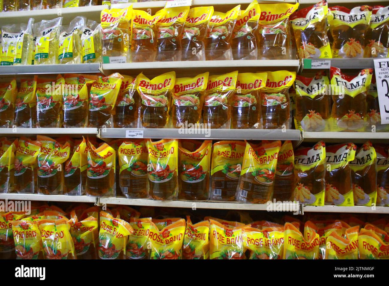 Varie marche di olio da cucina (olio di palma) sistemate sulla cremagliera di supermaket Foto Stock