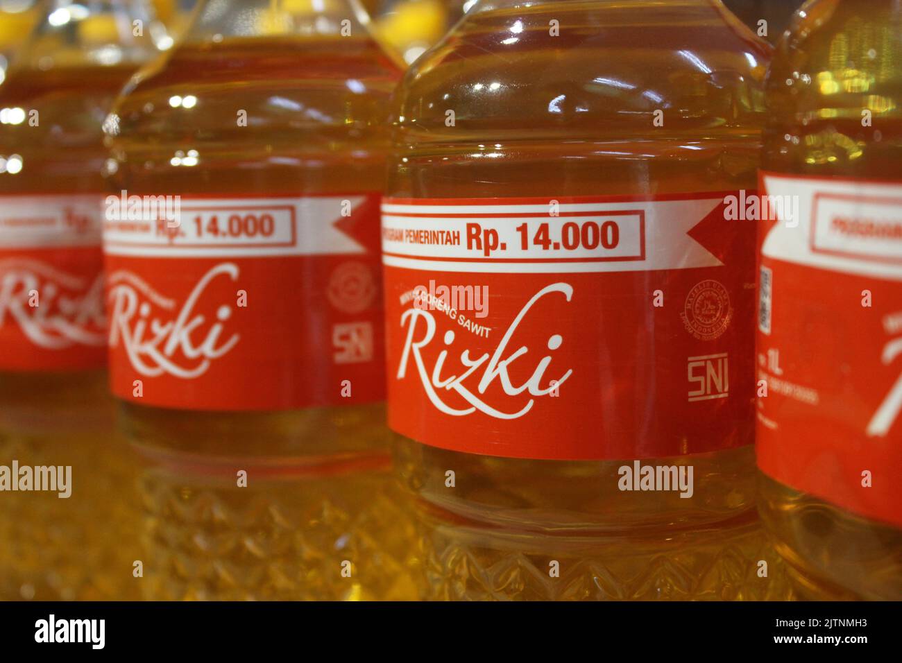 Olio da cucina sovvenzionato (olio di palma) venduto al prezzo di Rp.14,000/litro Foto Stock
