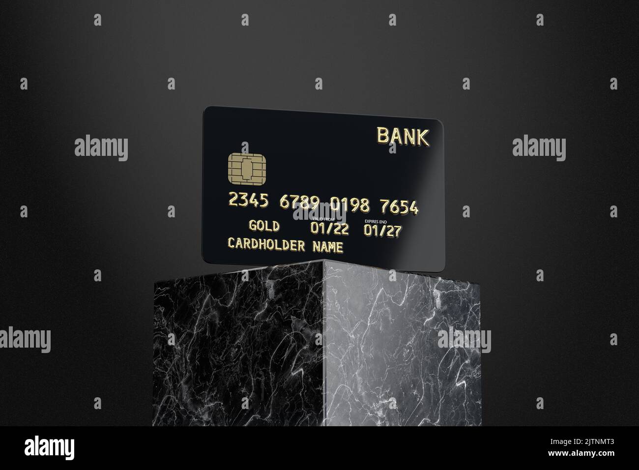 Carta di credito oro in plastica nera con chip su piedistallo in marmo nero su sfondo nero. rendering 3D Foto Stock
