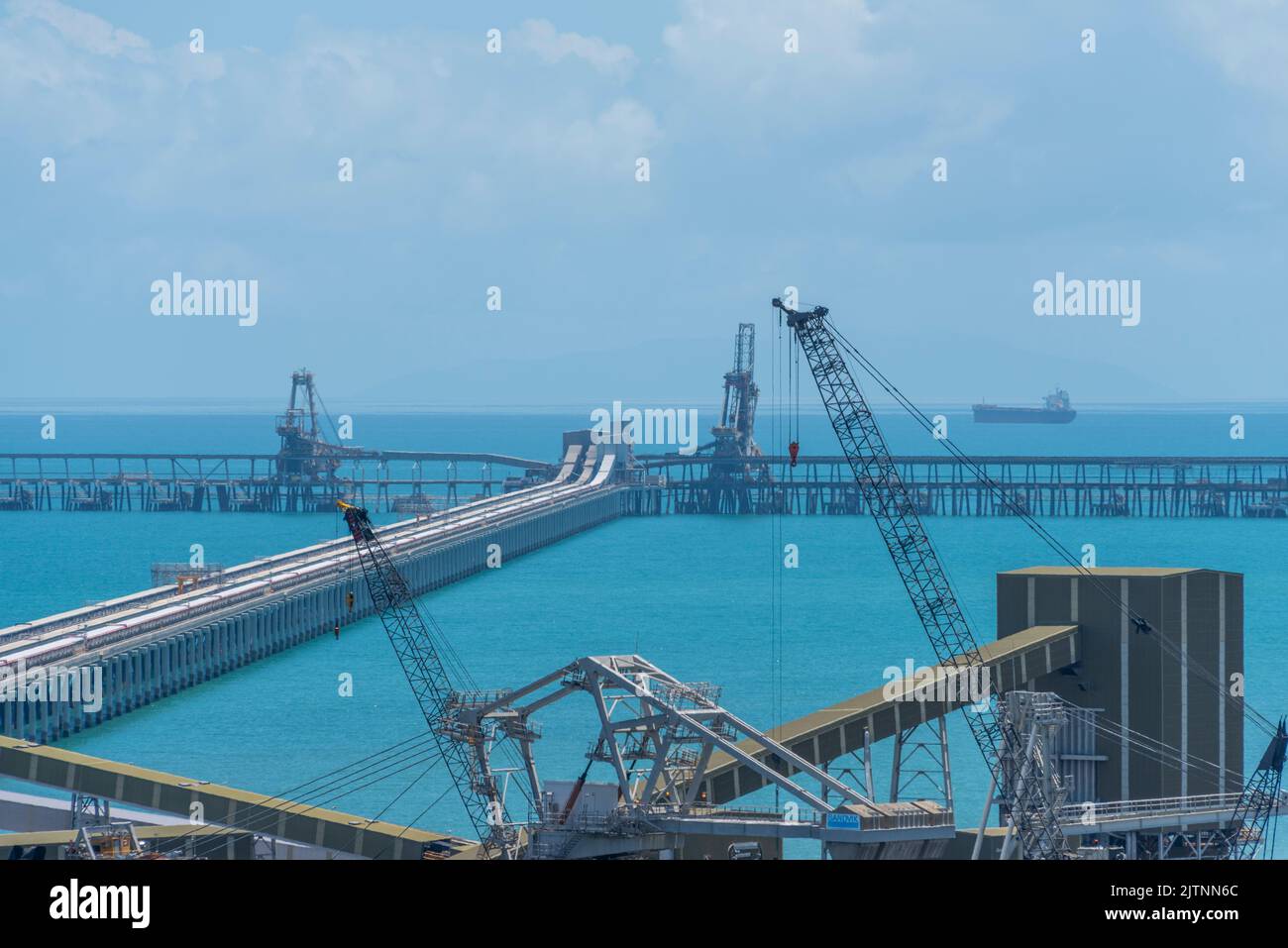 Due terminali di carbone presso il porto, Hay Point Coal Terminal (HPCT) e Dalrymple Bay Coal Terminal (DBCT), che servono miniere di carbone nel Queensland centrale Foto Stock