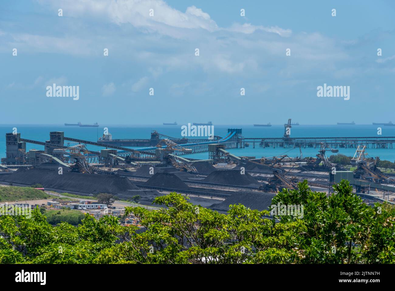 Due terminali di carbone presso il porto, Hay Point Coal Terminal (HPCT) e Dalrymple Bay Coal Terminal (DBCT), che servono miniere di carbone nel Queensland centrale Foto Stock