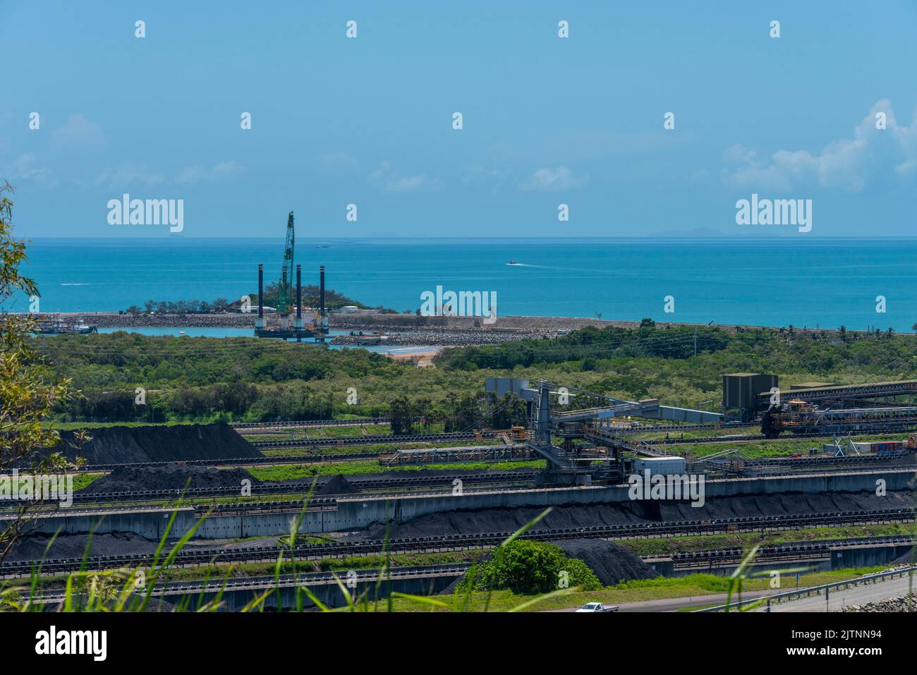 Due terminali di carbone presso il porto, Hay Point Coal Terminal (HPCT) e Dalrymple Bay Coal Terminal (DBCT), che servono miniere di carbone nel Queensland centrale Foto Stock