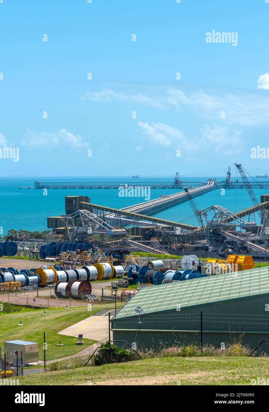 Due terminali di carbone presso il porto, Hay Point Coal Terminal (HPCT) e Dalrymple Bay Coal Terminal (DBCT), che servono miniere di carbone nel Queensland centrale Foto Stock