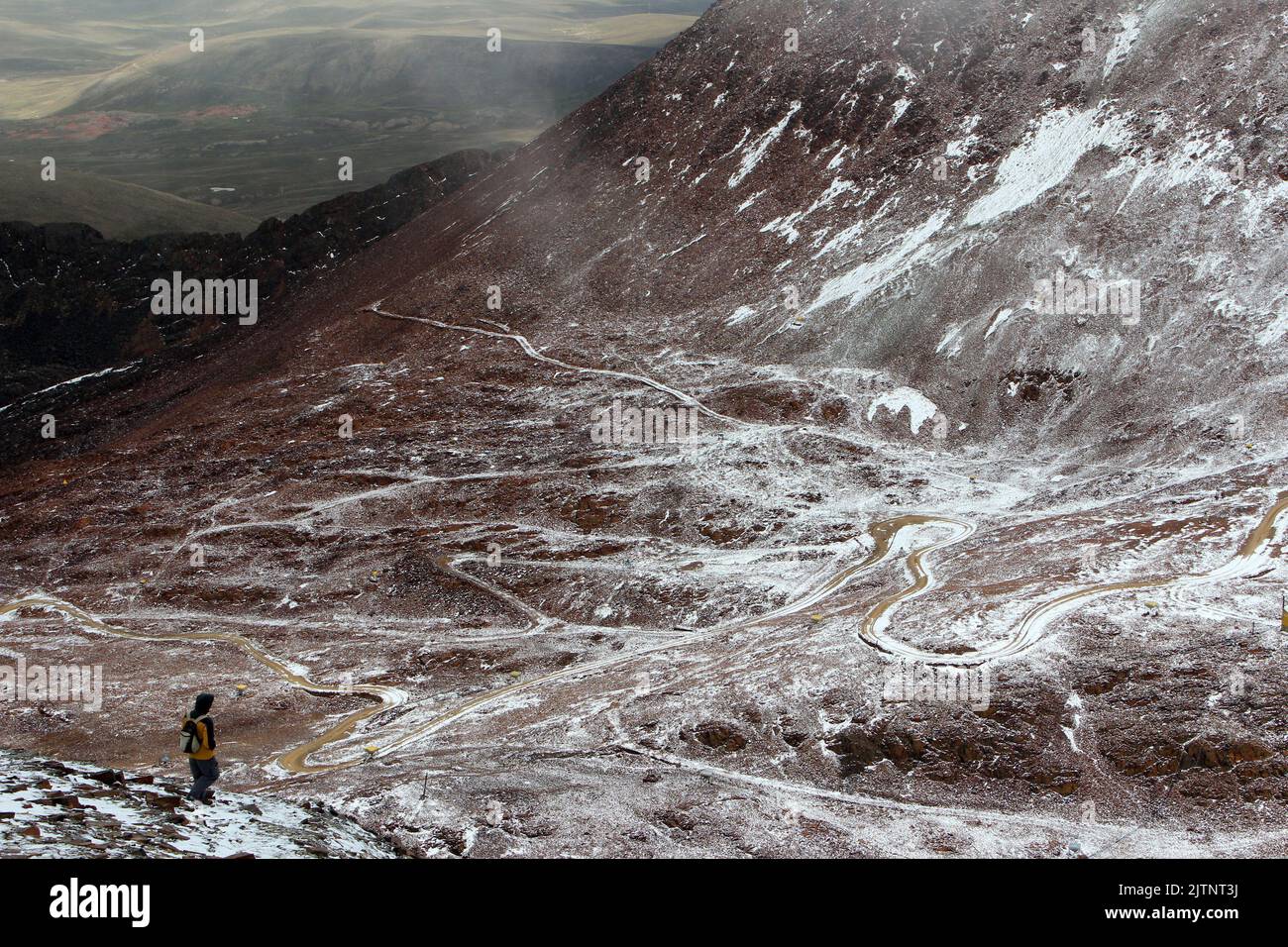 Strada di accesso alla cima del Monte Chacaltaya, vicino a la Paz, ex stazione sciistica Foto Stock