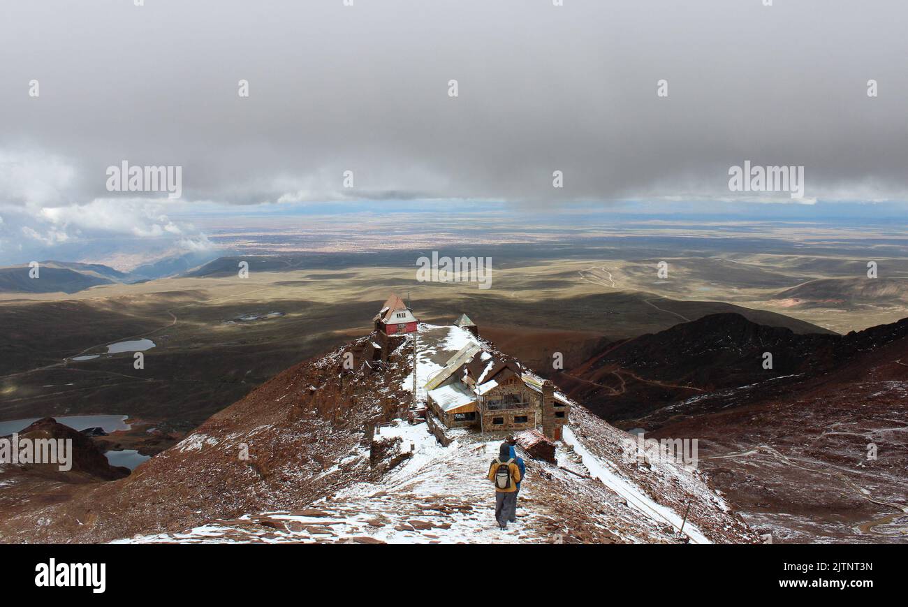 Cima del Monte Chacaltaya, vicino a la Paz, sullo sfondo le rovine di una vecchia località, dove la pista da sci più alta del mondo era, ora disabili a causa Foto Stock