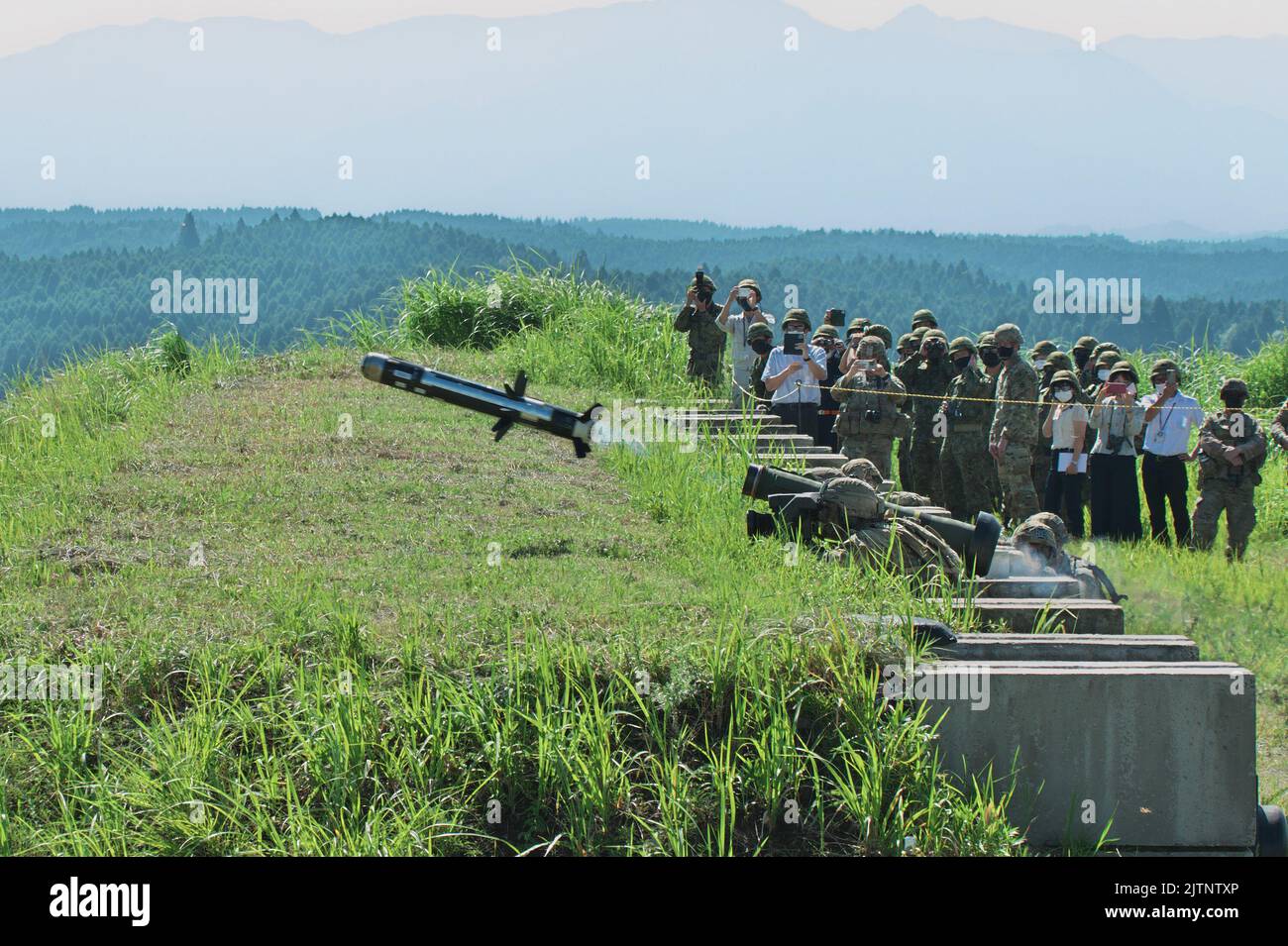 I soldati dell'esercito degli Stati Uniti sparano un missile anti-carro armato portatile FGM-148 Javelin durante l'esercito degli Stati Uniti ed il Giappone Ground Self Defense Force Unito l'esercitazione militare 'Orient Shield 22' all'area di addestramento di Oyanohara nella prefettura di Kumamoto, Giappone il 28 agosto 2022. Credit: AFLO/Alamy Live News Foto Stock