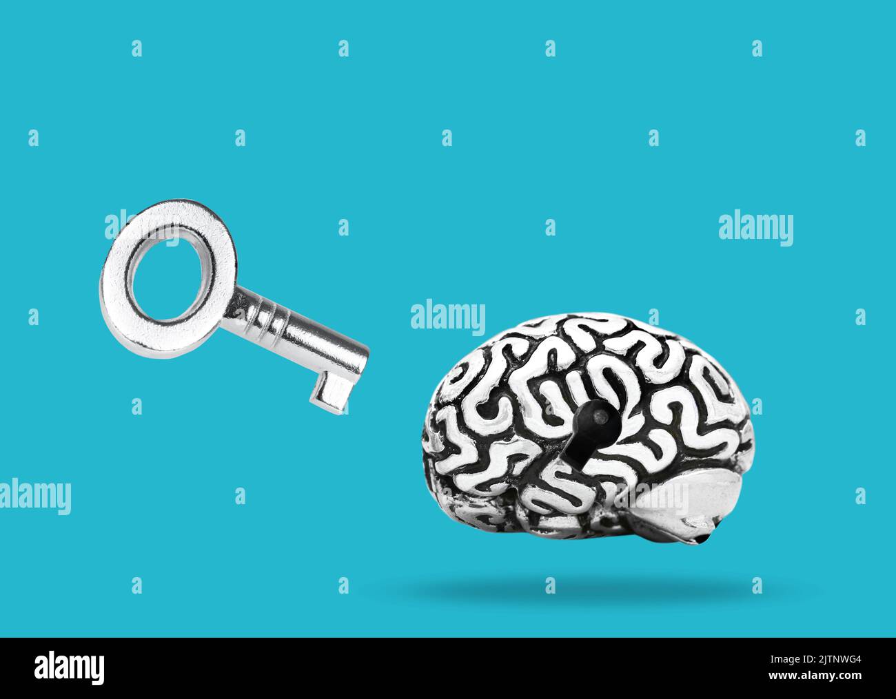 Cervello umano e piccola chiave isolata su blu. Attacchi cerebrali per sbloccare il suo pieno potenziale. Foto Stock