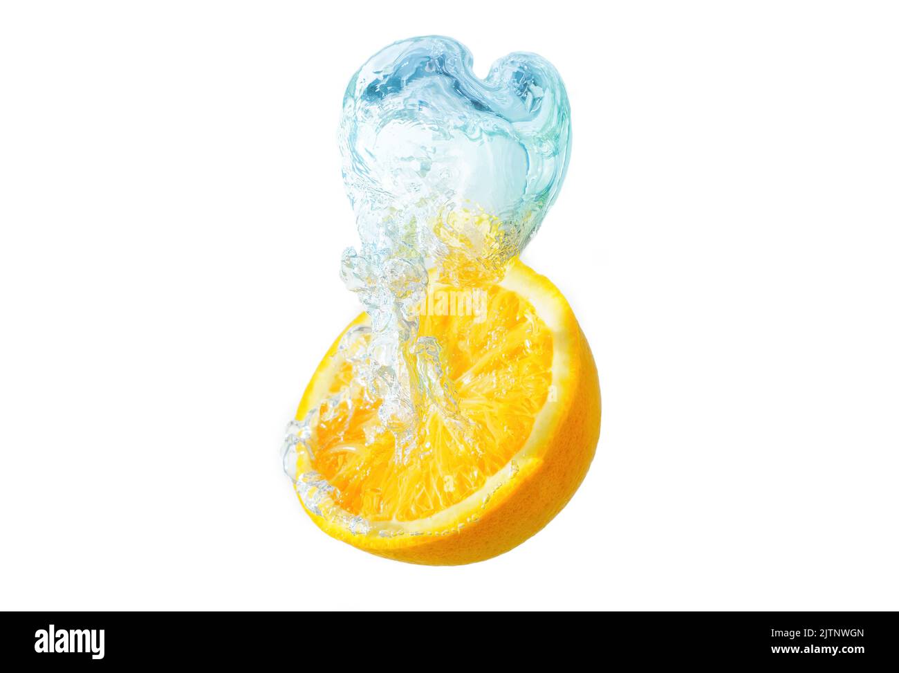 Taglio arancione a metà caduto in acqua con spruzzi Foto Stock