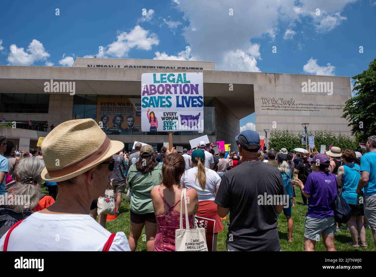 La donna tiene l'aborto legale salva il segno di vite al rally pro-choice Foto Stock