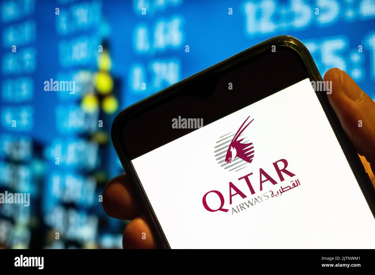 In questa immagine, il logo Qatar Airways, vettore di bandiera di proprietà dello stato, viene visualizzato sullo schermo di uno smartphone. Foto Stock