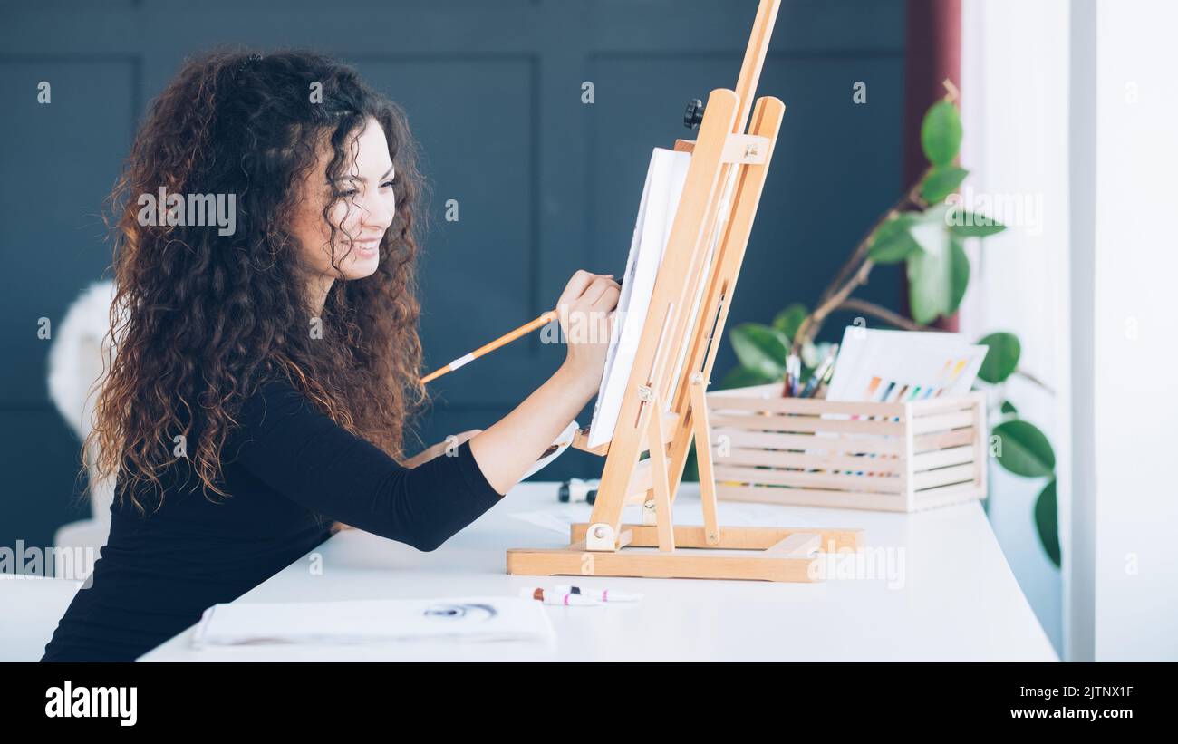 tempo libero ricreazione talentuoso signora pittura a casa Foto Stock