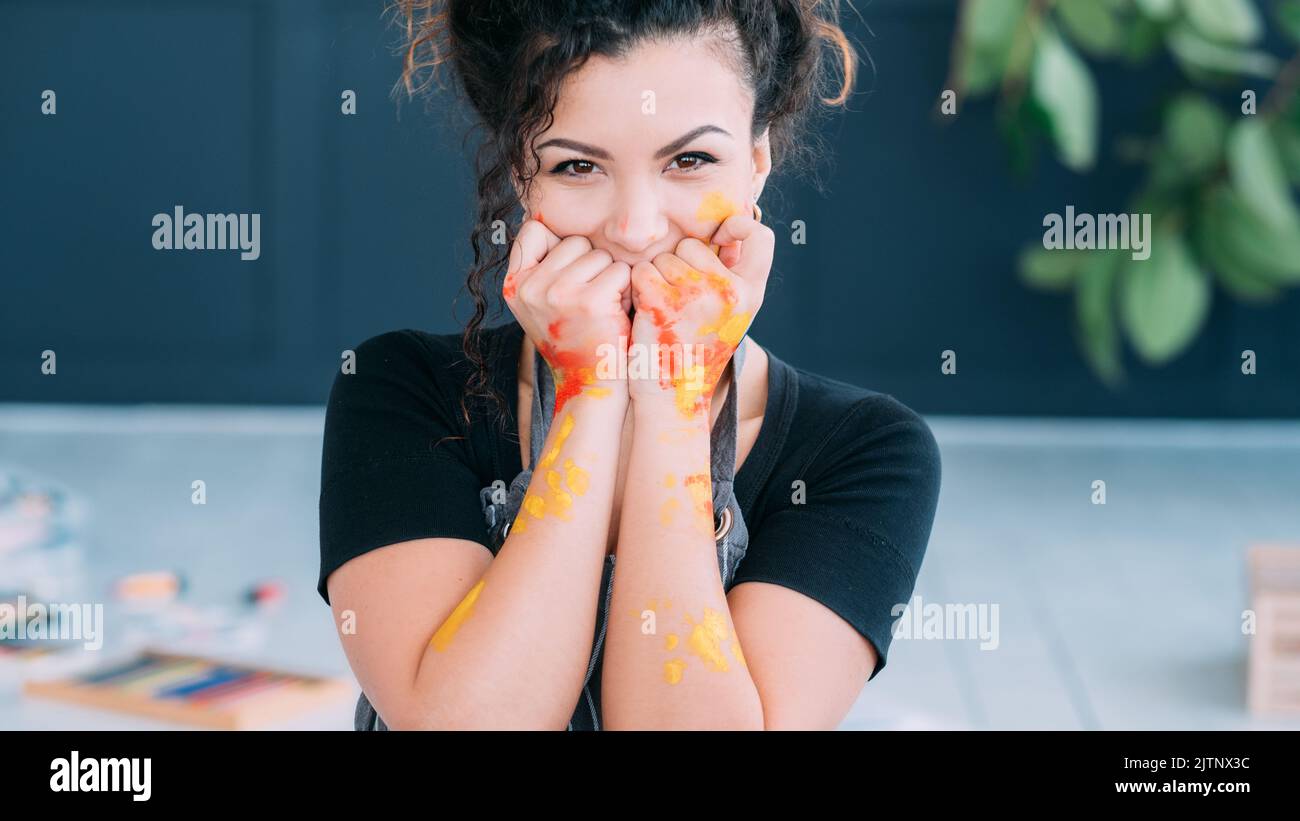 divertimento piacere felice signora eccitato hobby vernice Foto Stock