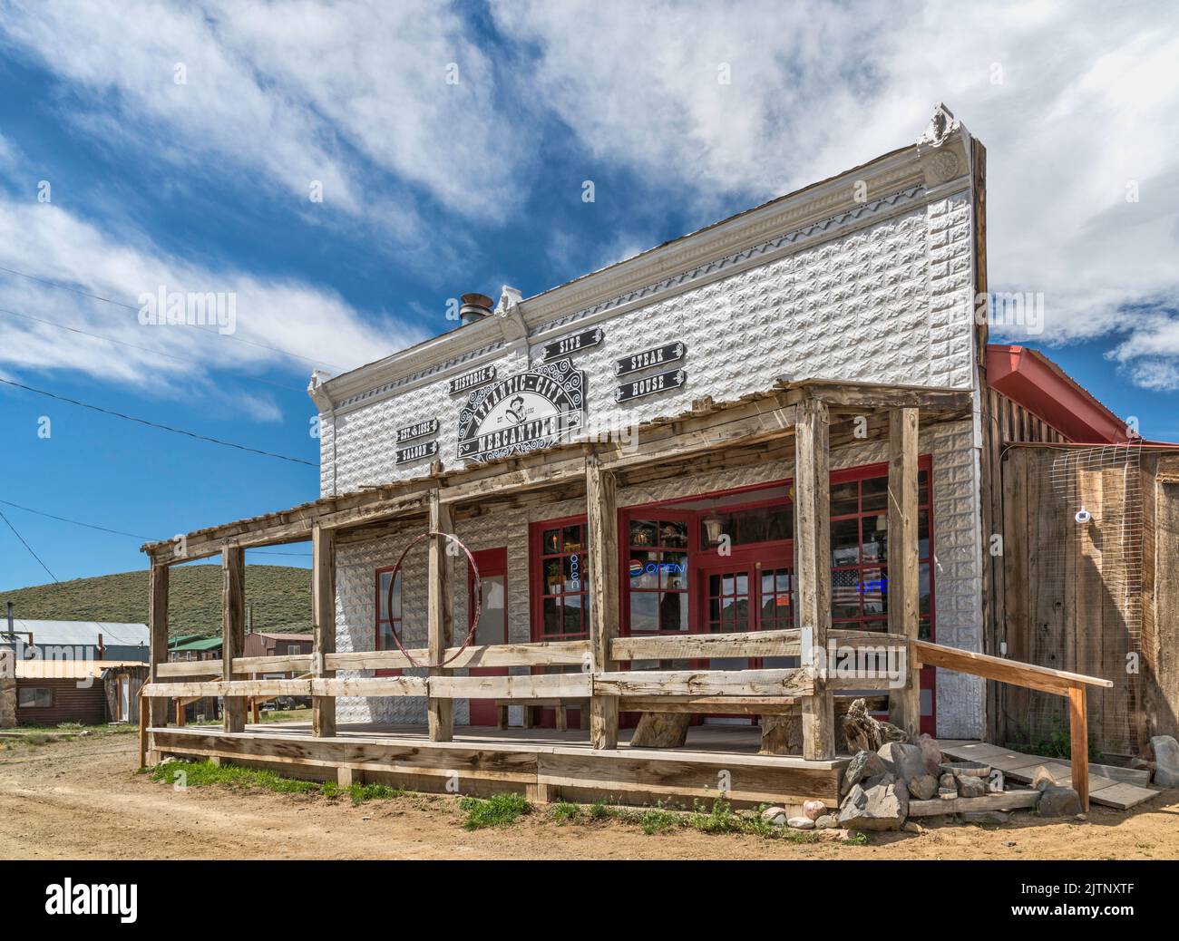 Giessler Store e Ufficio postale, noto anche come Atlantic City Mercantile, 1893, ora steak house e bar, ad Atlantic City, Wind River Range, Wyoming, USA Foto Stock