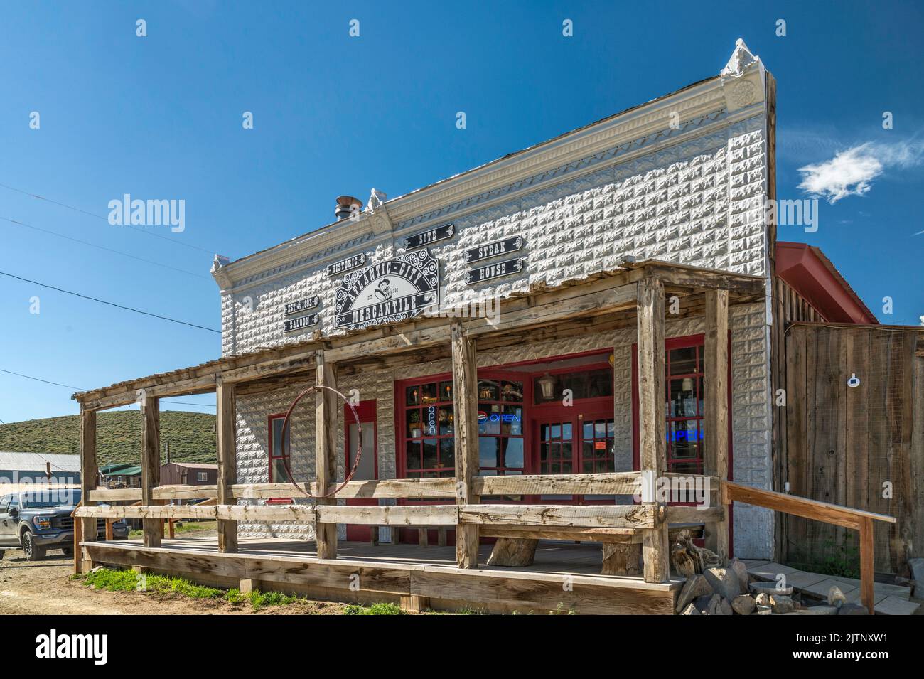 Giessler Store e Ufficio postale, noto anche come Atlantic City Mercantile, 1893, ora steak house e bar, ad Atlantic City, Wind River Range, Wyoming, USA Foto Stock