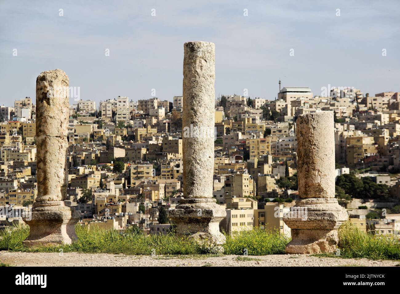 Amman città vista dalla cima della cittadella, con il famoso Raghadan flagpole (128,6 metri di altezza) in lontananza, Giordania Foto Stock