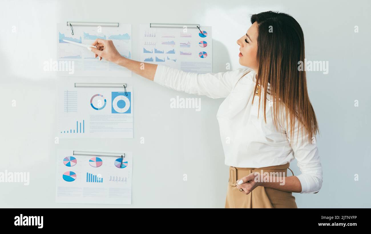 infografiche di analisi di presentazione della signora di affari Foto Stock