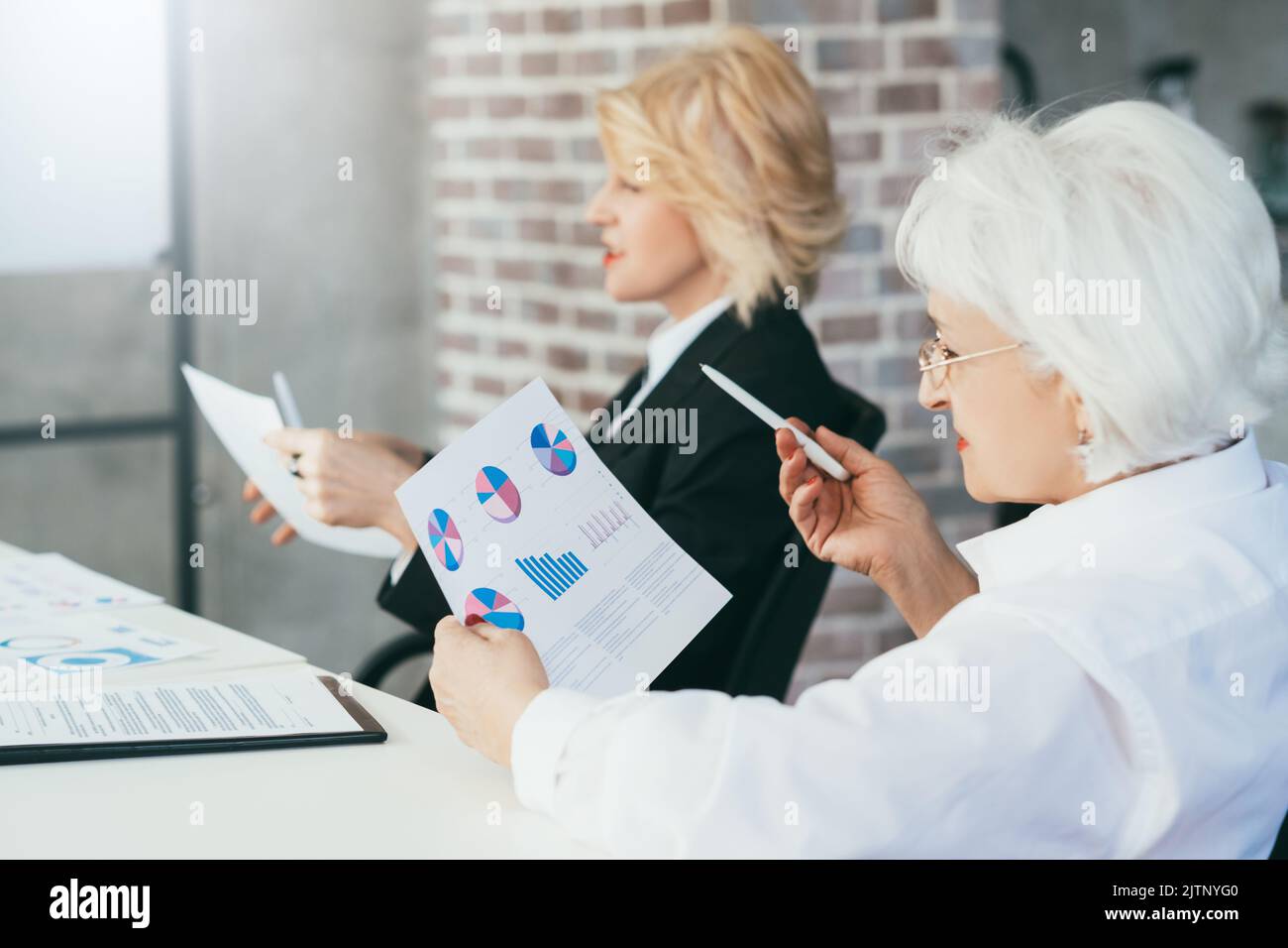 team meeting business donne analisi infografica Foto Stock