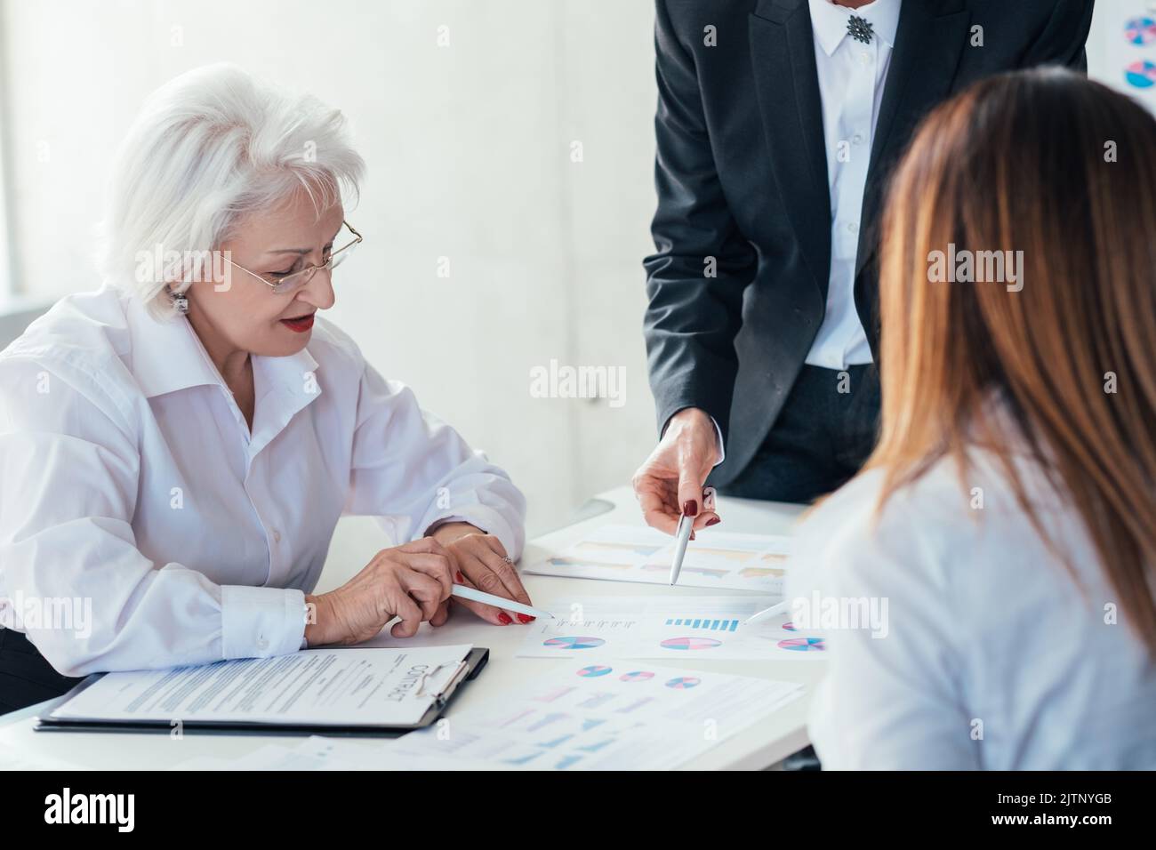 donne d'affari analisi del lavoro di squadra brainstorming Foto Stock