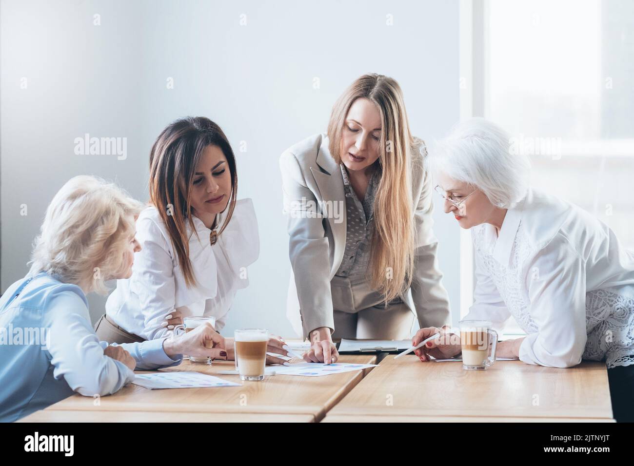 business women meeting documenta l'analisi delle entrate Foto Stock