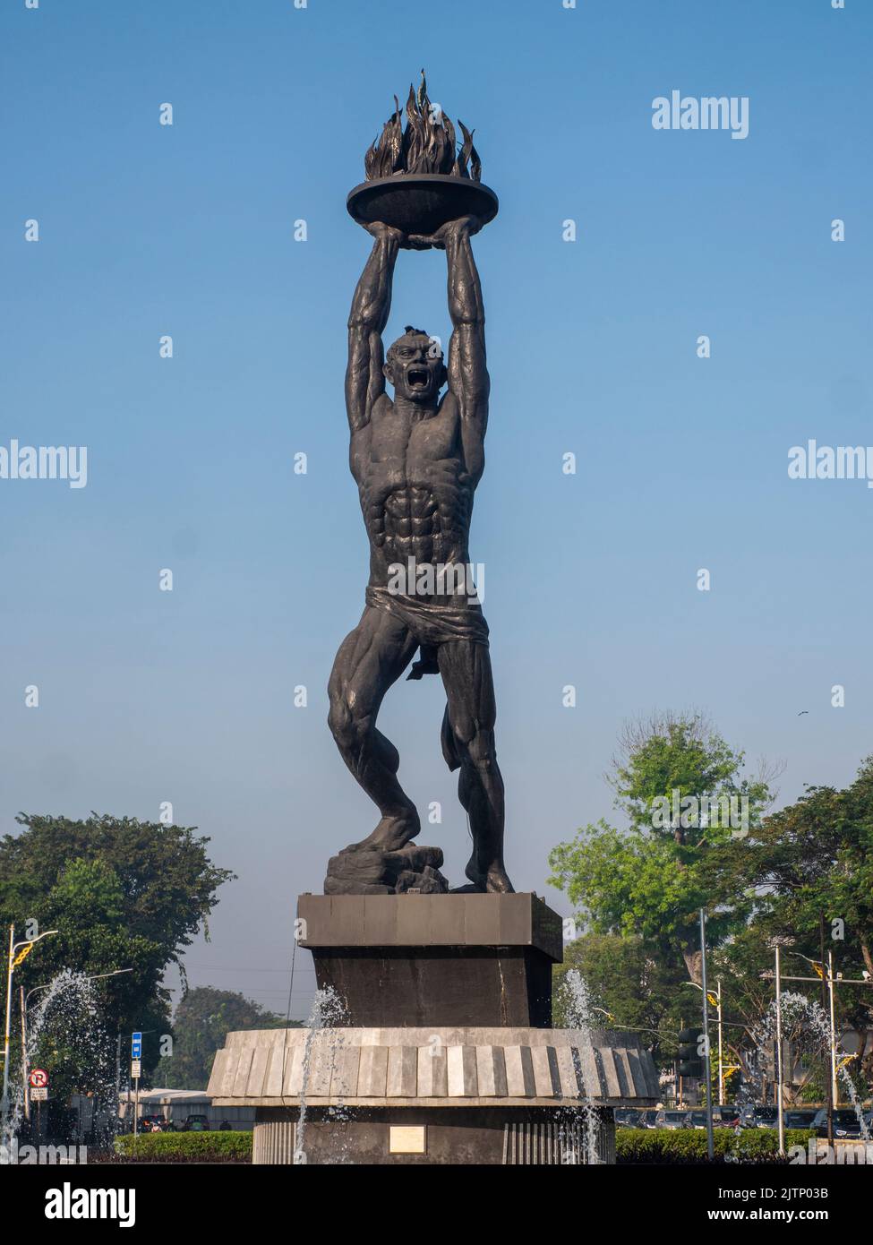 Giacarta, Indonesia-23 agosto 2022Traffic la mattina alla rotonda di un Monumento di avanzamento della Gioventù (patung pemuda membangun) a Giacarta Sud. Foto Stock