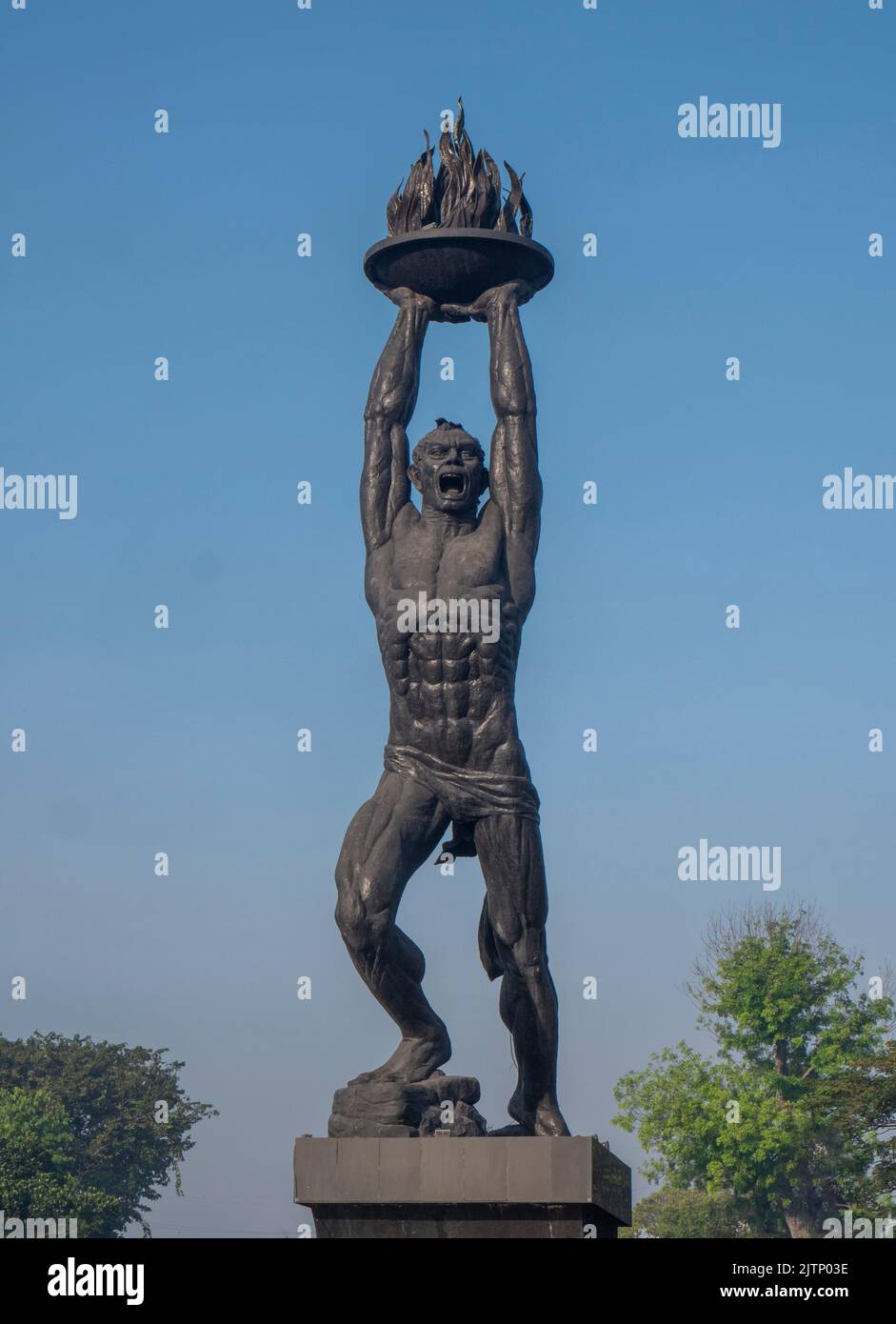 Giacarta, Indonesia-23 agosto 2022Traffic la mattina alla rotonda di un Monumento di avanzamento della Gioventù (patung pemuda membangun) a Giacarta Sud. Foto Stock