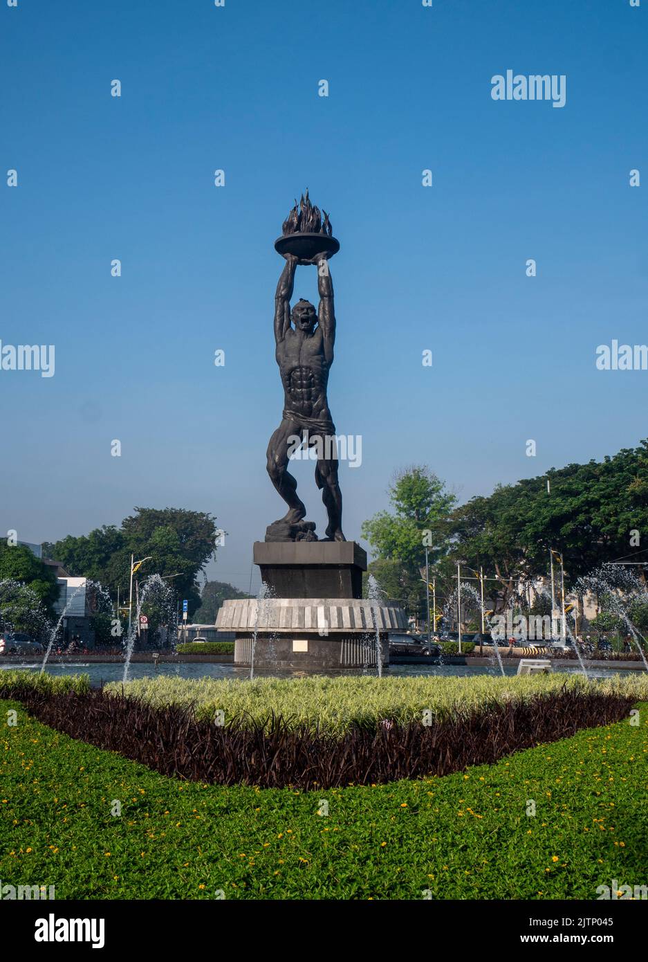 Giacarta, Indonesia-23 agosto 2022Traffic la mattina alla rotonda di un Monumento di avanzamento della Gioventù (patung pemuda membangun) a Giacarta Sud. Foto Stock