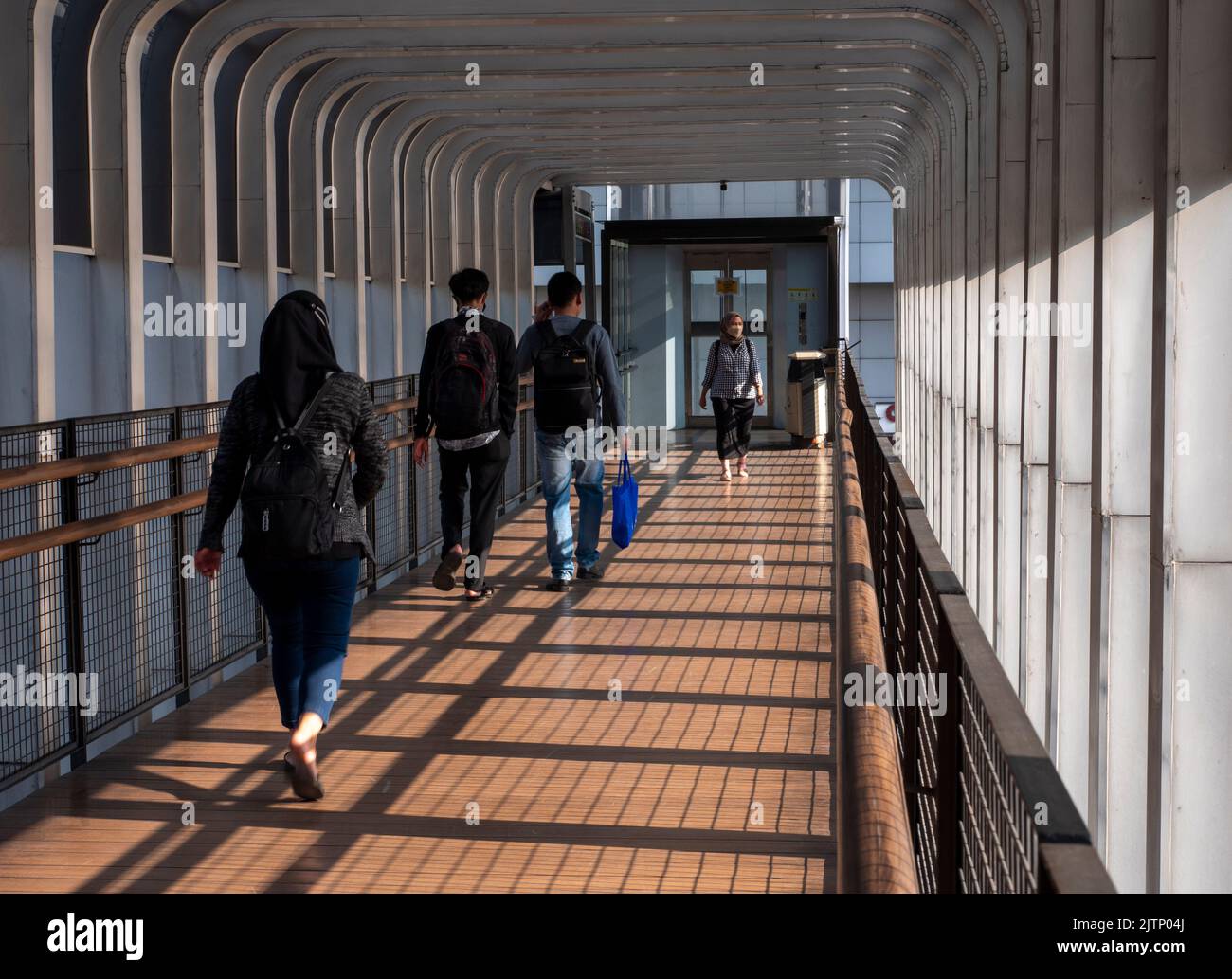 Giacarta, Indonesia-27 maggio 2022: Persone asiatiche che camminano sul ponte pedonale Foto Stock