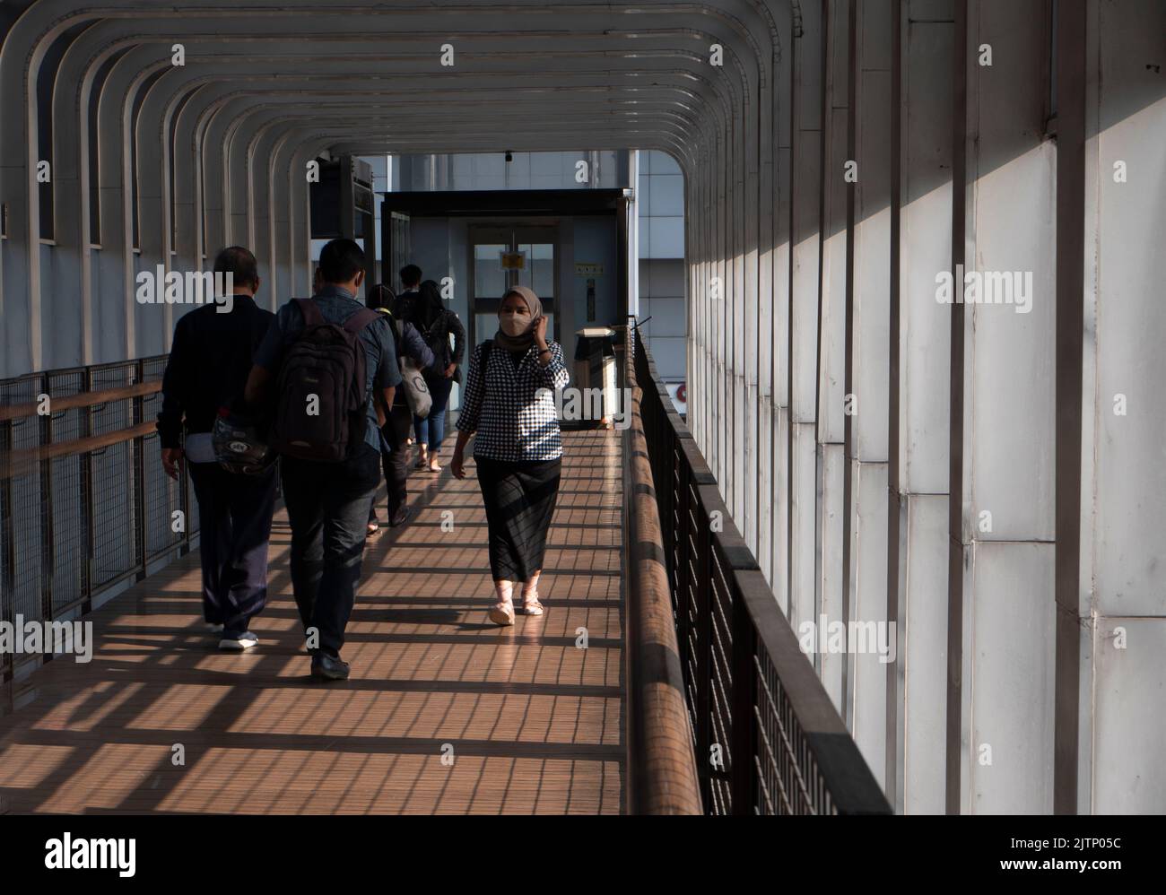 Giacarta, Indonesia-27 maggio 2022: Persone asiatiche che camminano sul ponte pedonale Foto Stock