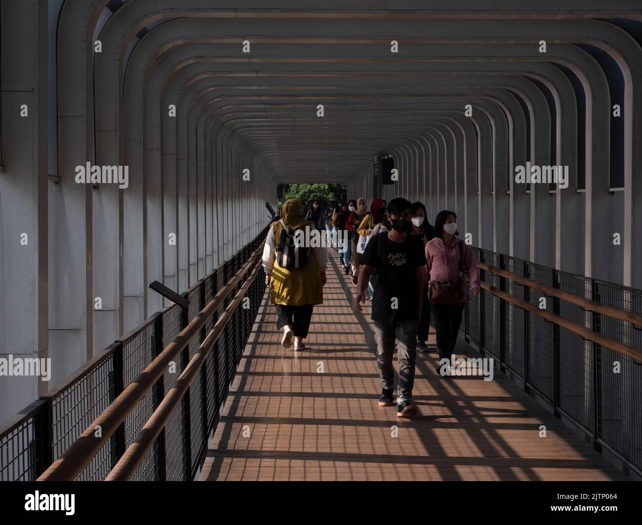 Giacarta, Indonesia-27 maggio 2022: Persone asiatiche che camminano sul ponte pedonale Foto Stock