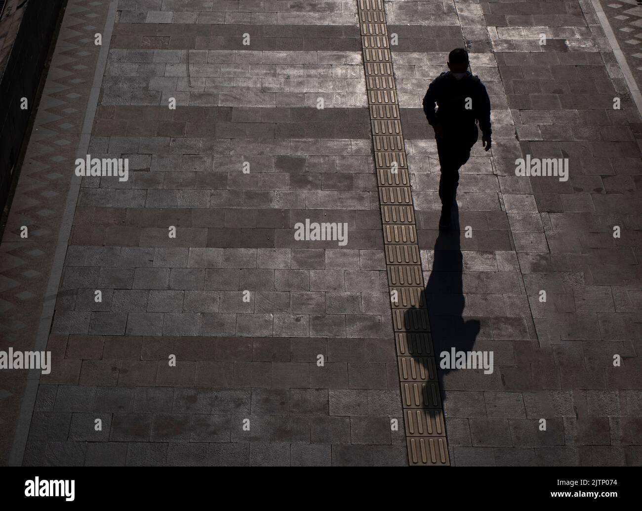 Giacarta, Indonesia-27 maggio 2022: Vista dall'alto della silhouette delle persone che camminano sul marciapiede Foto Stock