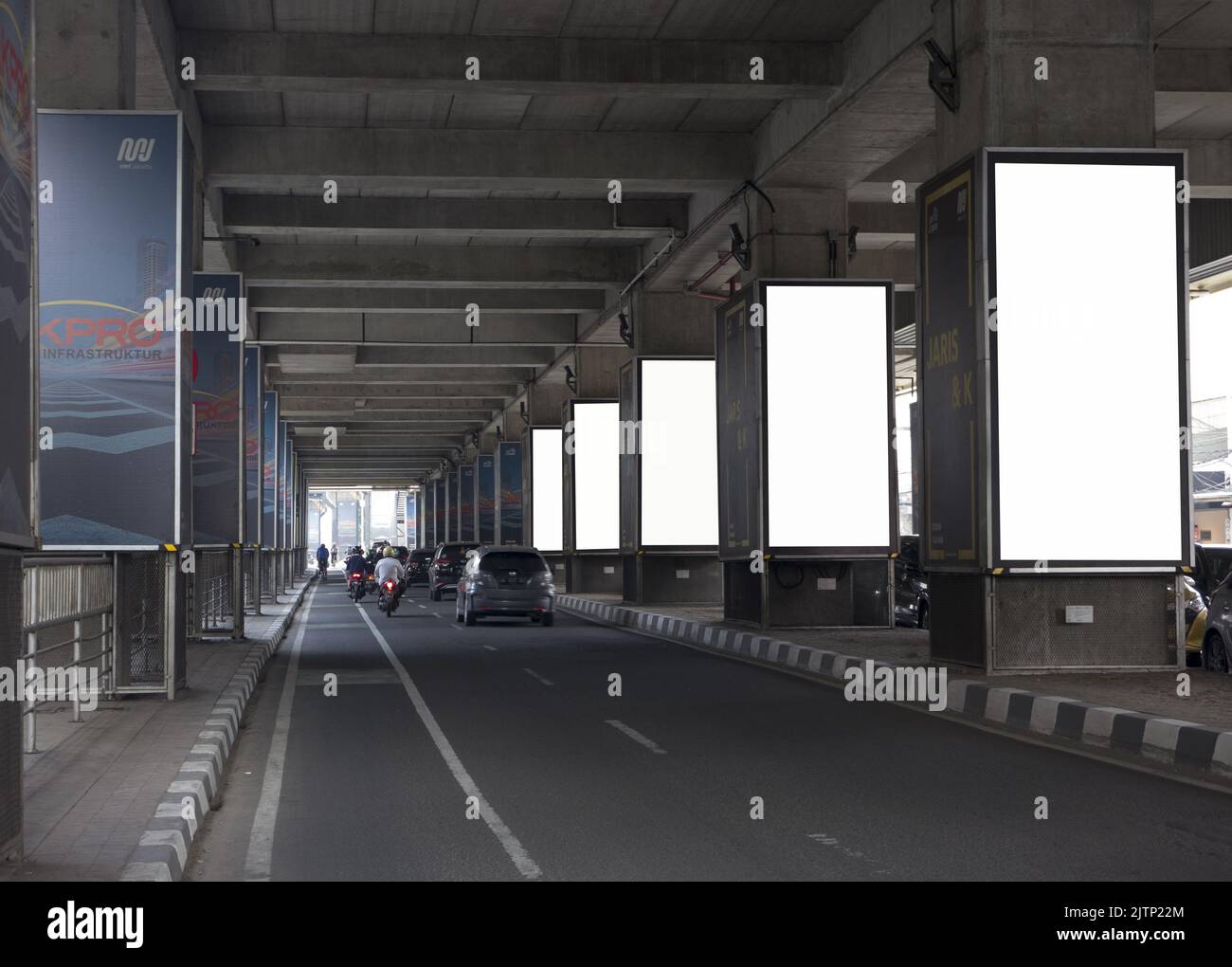 Giacarta, Indonesia - 5 luglio 2022: Cartellone pubblicitario in bianco sull'autostrada Foto Stock