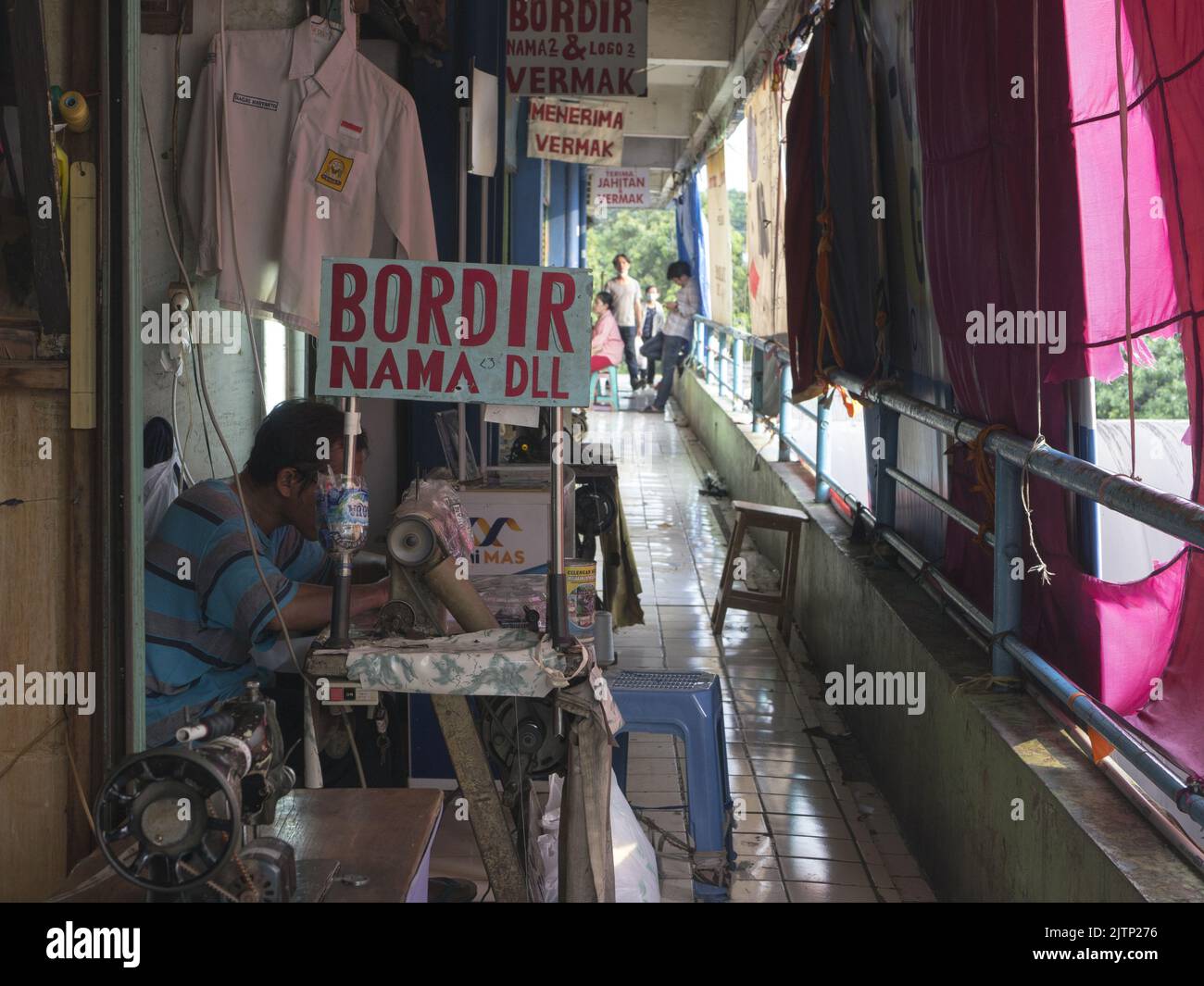 Giacarta, Indonesia - 5 luglio 2022: Gli artigiani del ricamo stanno ricamando al mercato di Pondok Labu nel sud di Giacarta Foto Stock