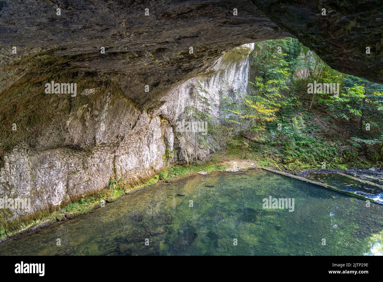 Höhle bei der quelle Source du Lison bei Nans-sous-Sainte-Anne, Bourgogne-Franche-Comté, Frankreich, Europa | Grotta alla sorgente del fiume Lison vicino Foto Stock