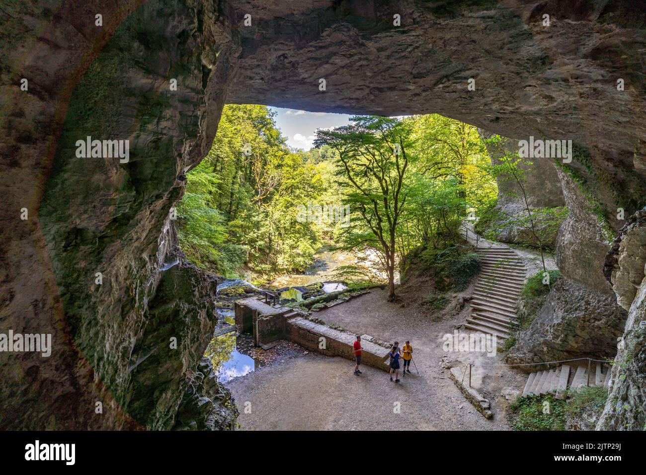 Höhle bei der quelle Source du Lison bei Nans-sous-Sainte-Anne, Bourgogne-Franche-Comté, Frankreich, Europa | Grotta alla sorgente del fiume Lison vicino Foto Stock
