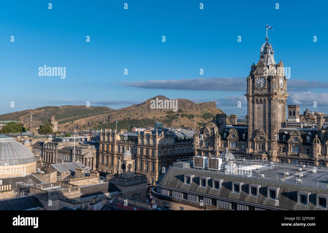 Lo skyline di edimburgo guardando verso Arthur's Seat Foto Stock