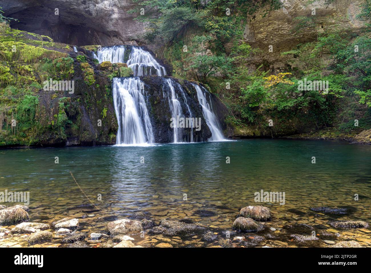 Wasserfall bei der Karstquelle des Lison Source du Lison bei Nans-sous-Sainte-Anne, Bourgogne-Franche-Comté, Frankreich, Europa | cascata al so Foto Stock