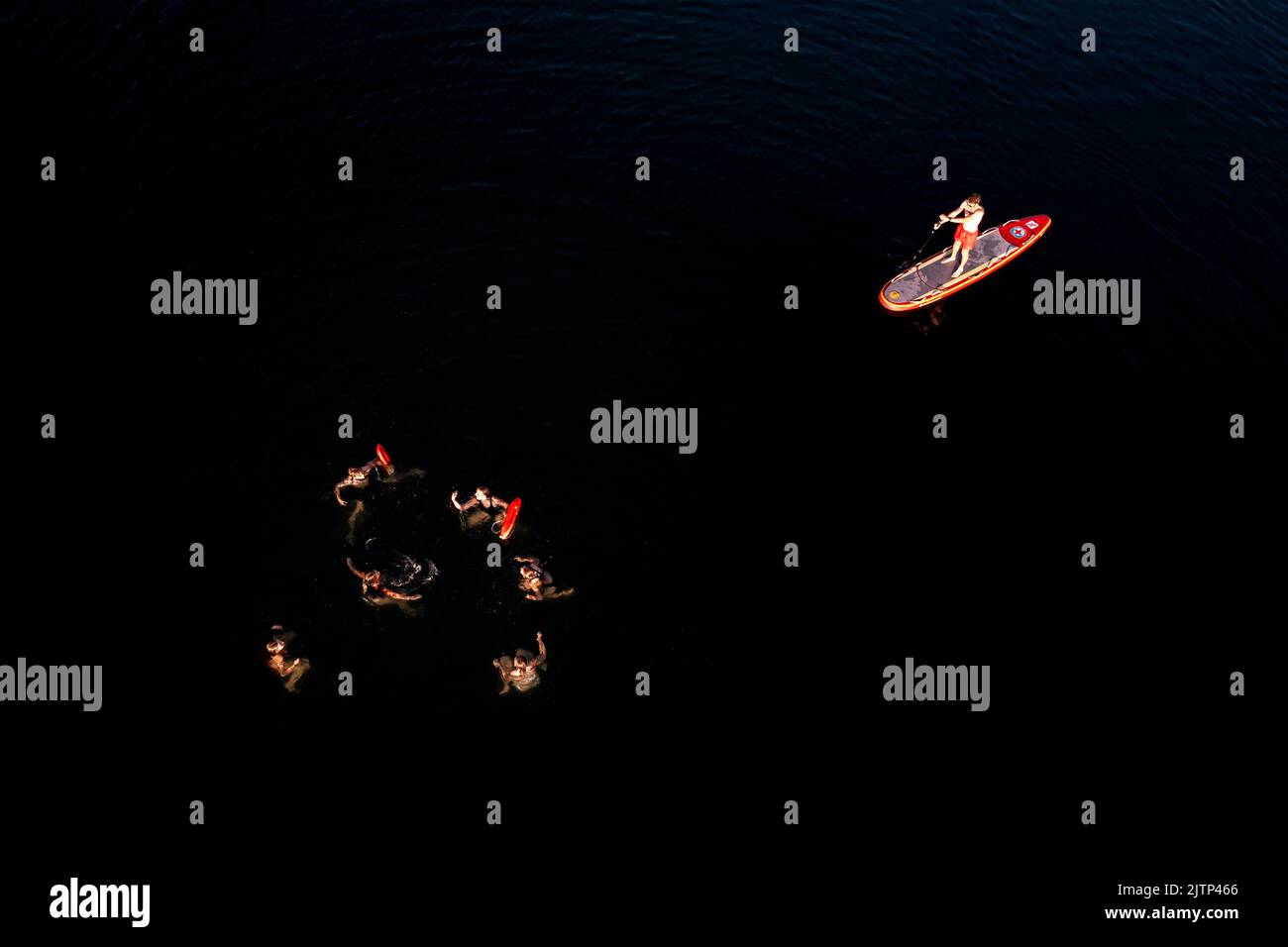 Vista aerea su una sessione di addestramento di una squadra di soccorso in acqua. Foto Stock