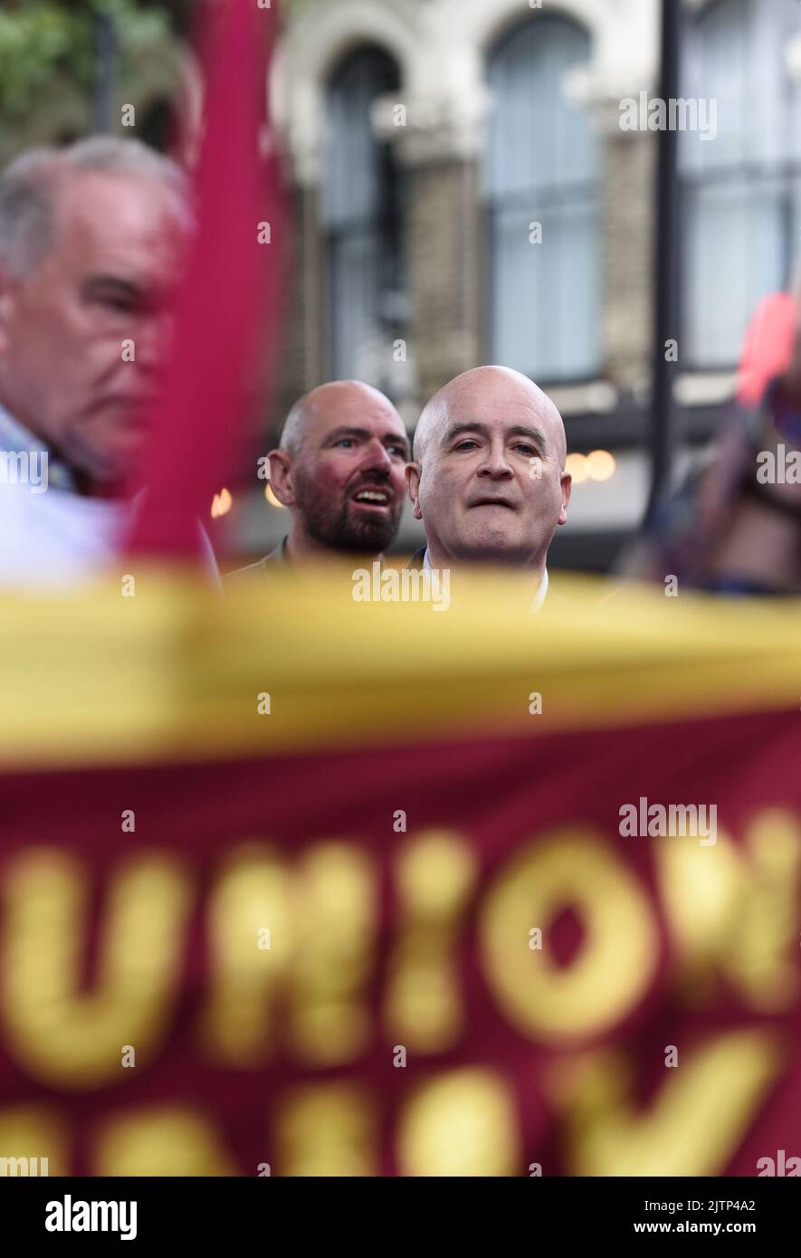 Mick Lynch, Segretario Generale dell'Unione Nazionale dei lavoratori ferroviari, marittimi e dei trasporti (RMT), che parla a una folla di lavoratori postali di grande impatto Foto Stock