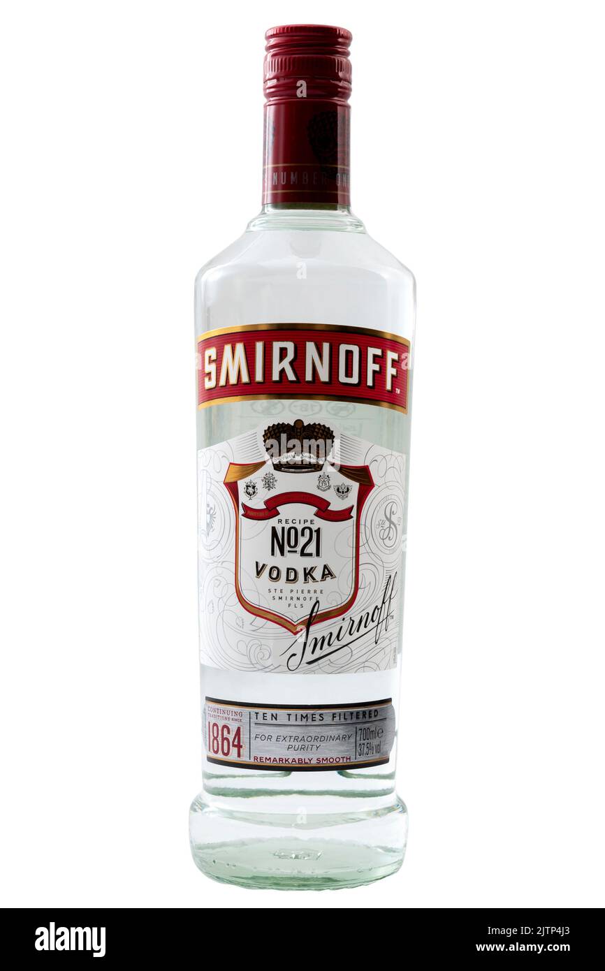 Croydon, Regno Unito - 17 febbraio 2022: Editoriale illustrativo della bottiglia di vetro di Smirnoff vodka isolato su sfondo bianco Foto Stock