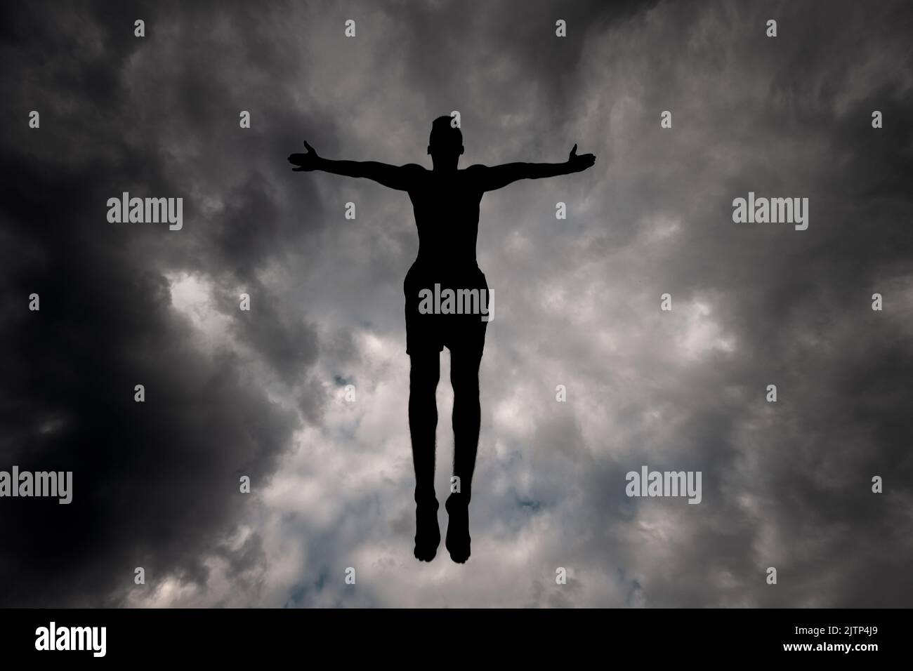 Scogliera tuffatore contro il cielo scuro. Foto Stock