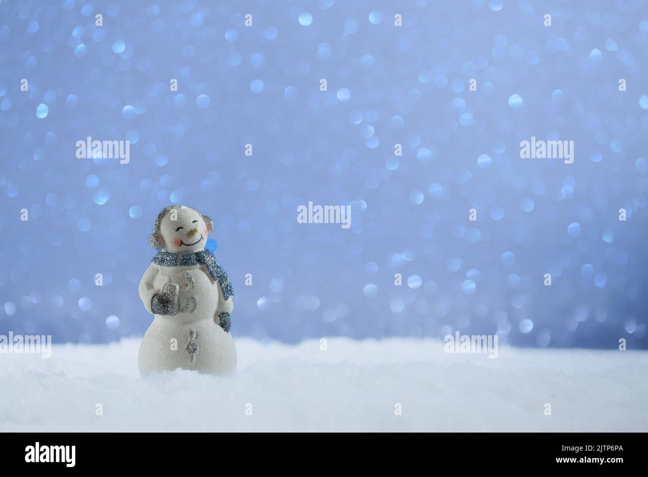 Felice pupazzo di neve in piedi in inverno scintillante paesaggio natalizio. Buon natale e felice nuovo anno biglietto di auguri con copia spazio .sfondo neve. Foto Stock