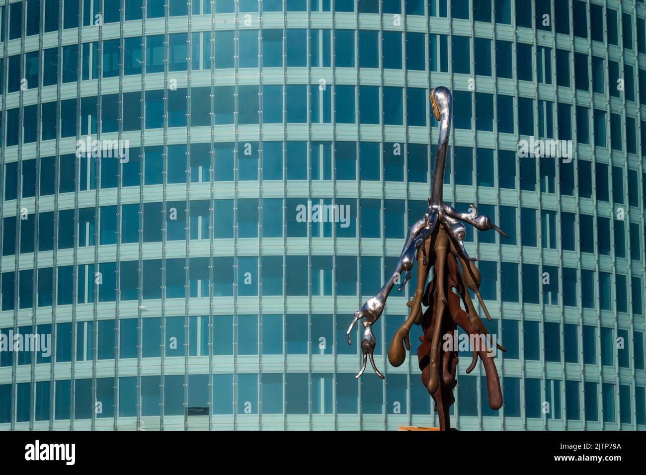 Copenaghen, Danimarca. Agosto 13, 2022. Una delle sculture del Paradiso geneticamente modificato di Bjorn Norgaard con Alm. Edificio di marca nel bac Foto Stock