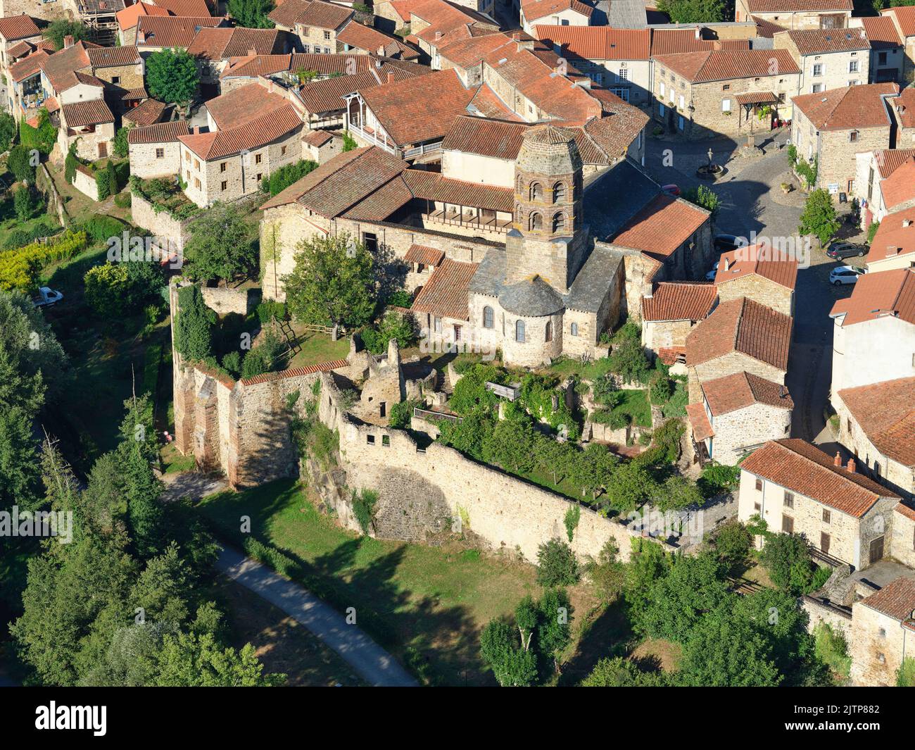 VISTA AEREA. Chiesa di Saint-André, Lavaudieu, Haute-Loire, Auvergne-Rhône-Alpes, Francia. Foto Stock