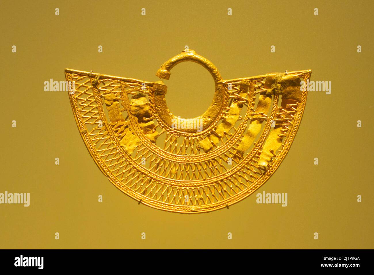Oggetto d'oro del cimitero di Malagana sulle pianure della valle del Cauca, dove furono sepolti i governanti di un capo di stato. Museo del Oro, Bogota, Colomb Foto Stock