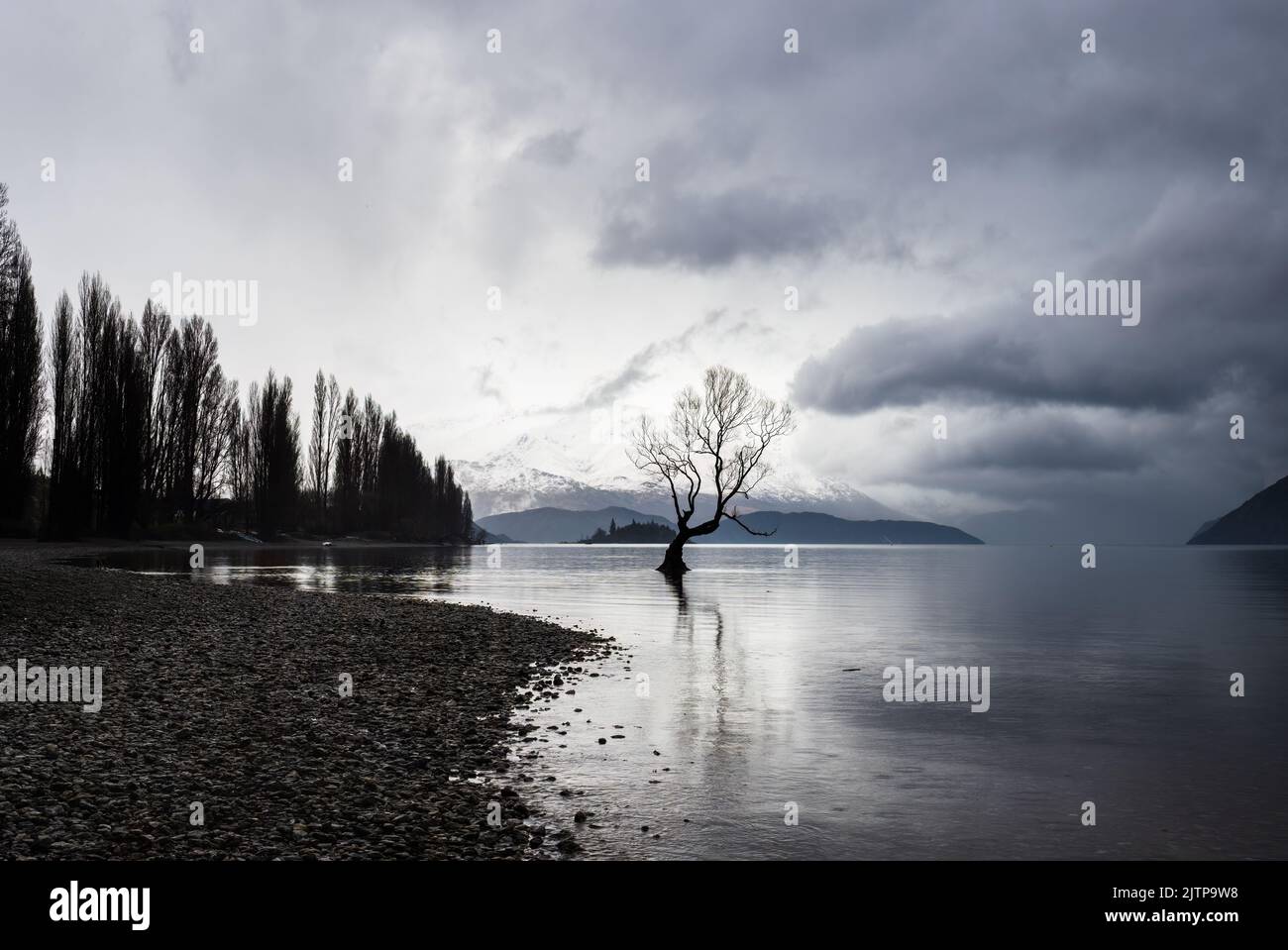 Paesaggio invernale del lago Wanaka dopo la tempesta. Isola Sud. Foto Stock