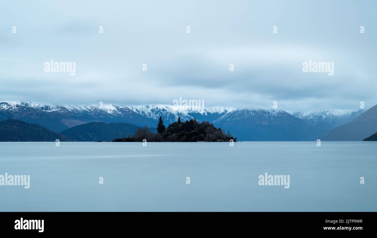 Ruby Island sul lago Wanaka in inverno, montagne sullo sfondo nella nebbia, regione di Otago, Isola del Sud. Foto Stock