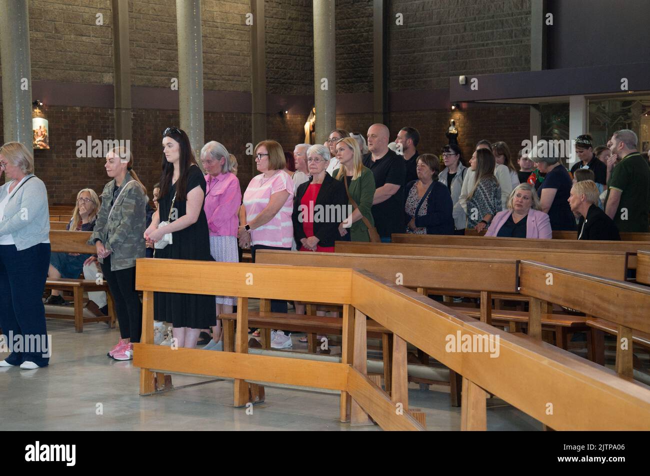 Liverpool, Regno Unito, 31/08/2022, Si terrà Un breve Servizio di preghiera e una veglia silenziosa per Olivia Pratt-Korbel nella chiesa RC di St Margaret Mary, guidata dal Reverendo Tom Williams, Vescovo ausiliare di Liverpool. Al termine del servizio di preghiera la chiesa rimase aperta alla silenziosa preghiera privata fino alle ore 8,00. Olivia è stato allievo della Scuola Cattolica Junior di Santa Margaret Mary. Olivia è stata uccisa la scorsa settimana nella sua casa una comunità è in lutto il servizio è stato frequentato da membri della famiglia e circa 200 membri della comunità in cui Olivia ha vissuto. La polizia ha rinnovato il loro appello per l'aiuto. Due uomini hav Foto Stock