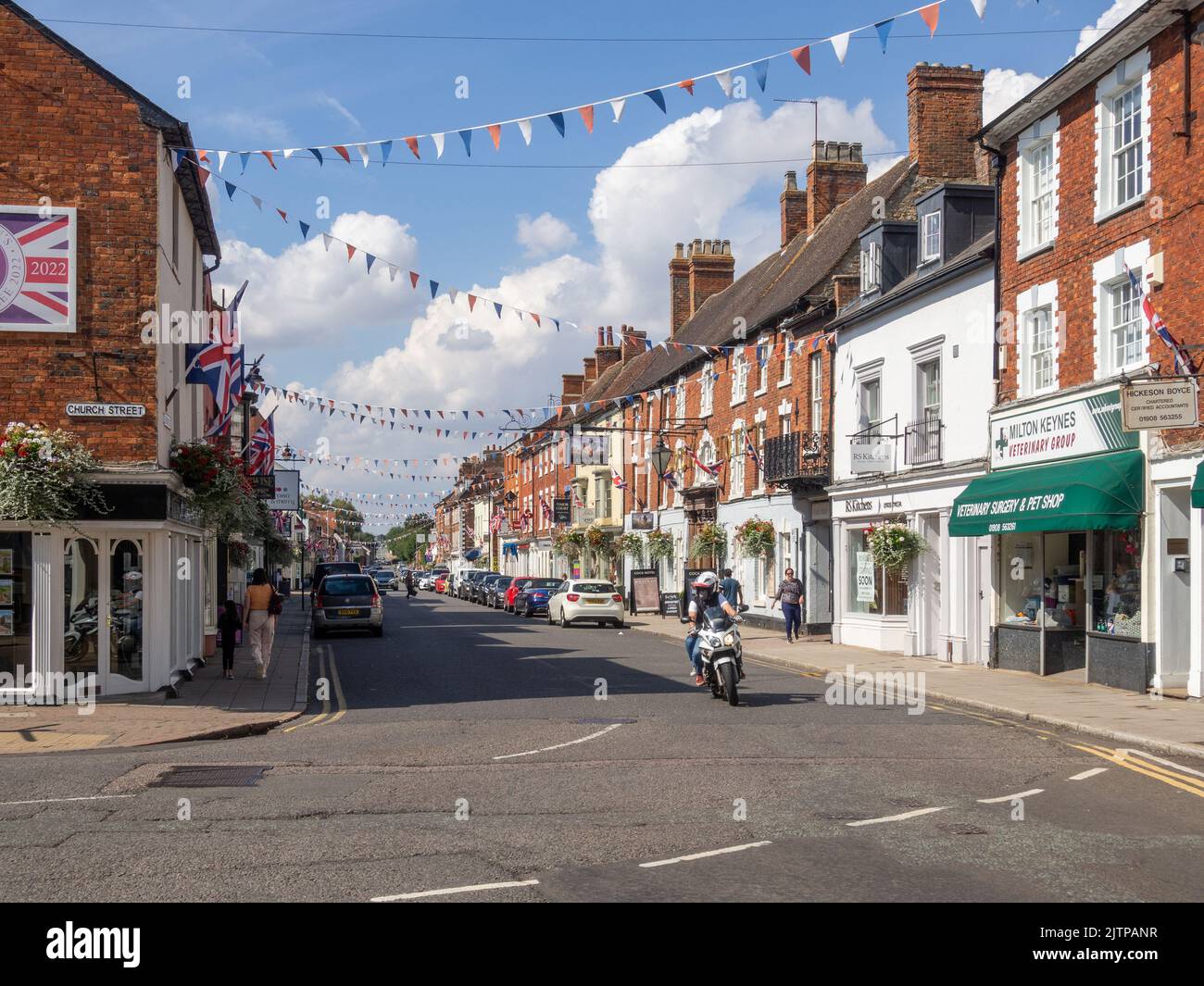 Tipica British High Street con un mix di catene e rivenditori indipendenti, Stony Stratford, Buckinghamshire, Regno Unito Foto Stock