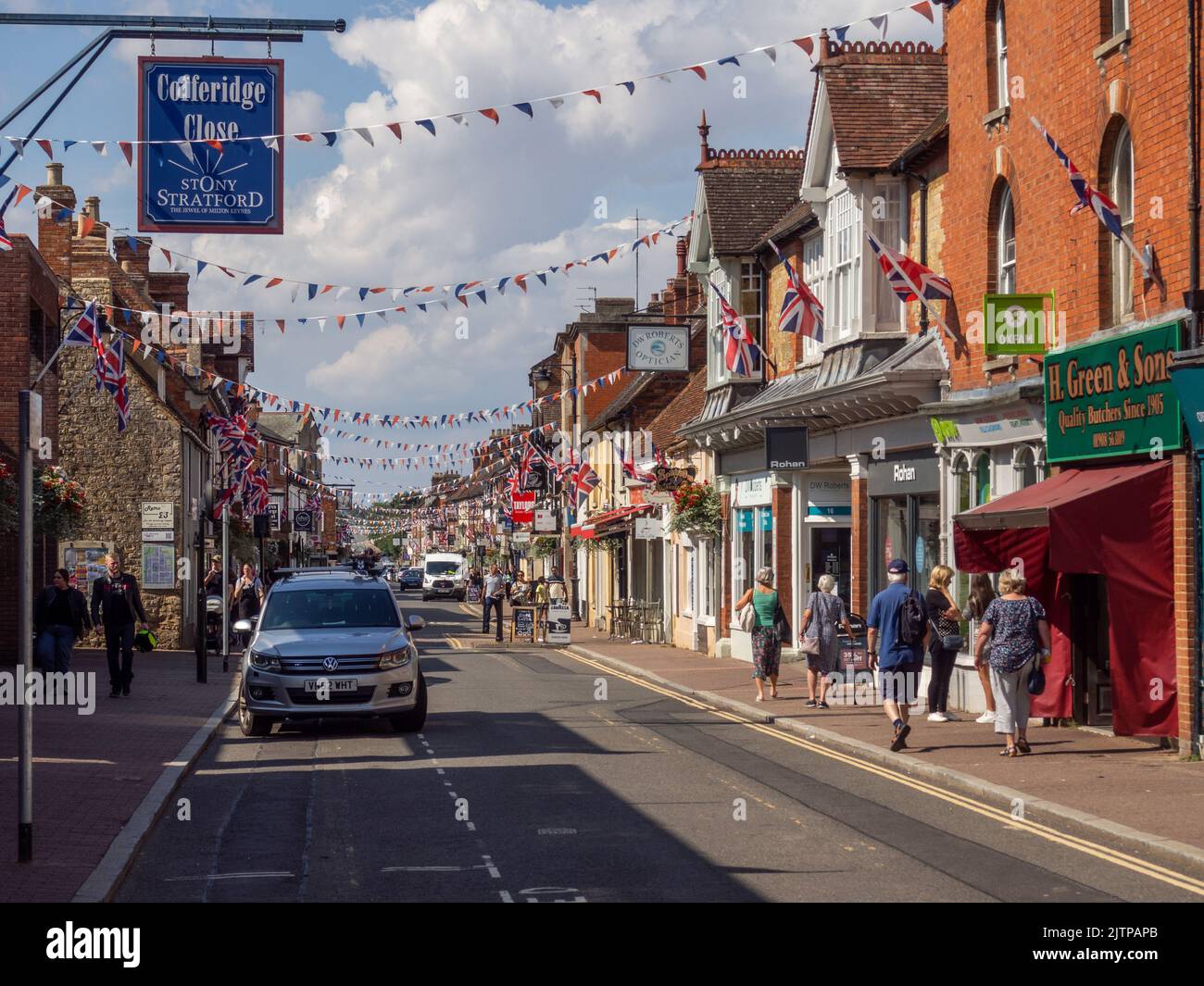 Tipica British High Street con un mix di catene e rivenditori indipendenti, Stony Stratford, Buckinghamshire, Regno Unito Foto Stock