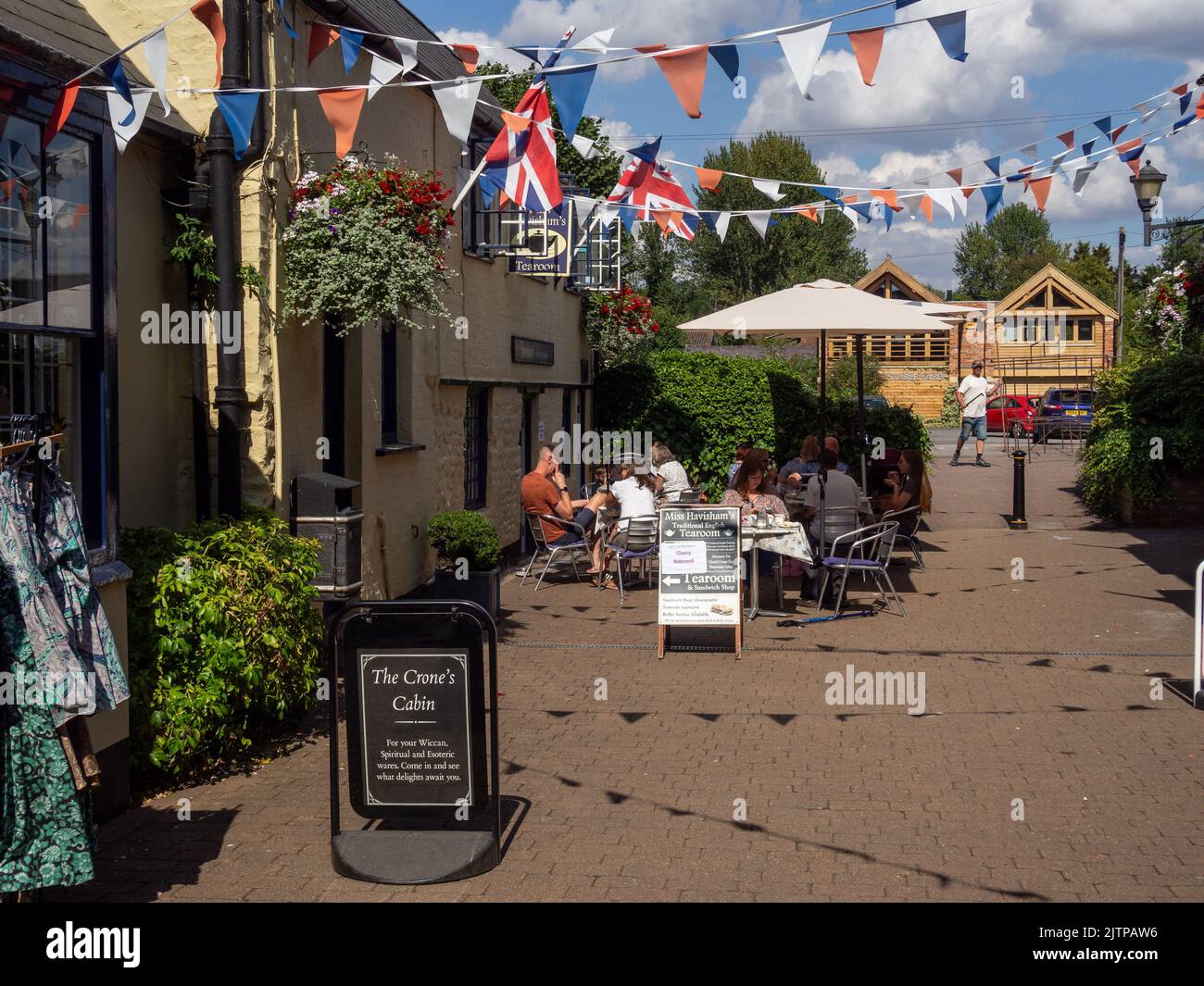 I clienti gustano il tè pomeridiano al Miss Havisham's Tearoom, un caffè tradizionale, situato in un pittoresco cortile vicino a High Street, Stony Stratford, Regno Unito Foto Stock